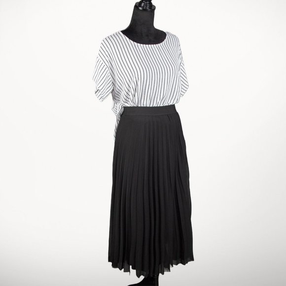 SHINESTAR BLACK PLEATED SKIRT - Picture 1 of 3